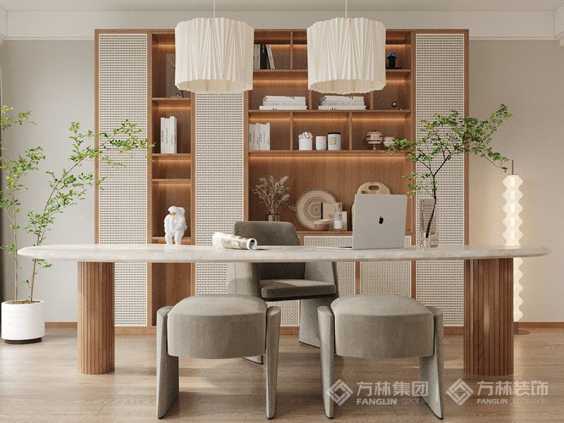 缕缕阳光穿过大面的落地窗照射在写字台上，编藤设计的书柜，绿植还有圆形吊灯的搭配，生活不只是眼前忙碌的工作，还有诗与远方。